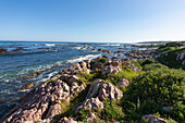 Südafrika, Hermanus, Felsenküste und Onrus Beach bei Sonnenschein