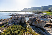 Südafrika, Felsenküste und Onrus Beach an einem sonnigen Tag
