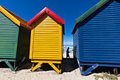 Südafrika, Muizenberg, Reihe von bunten Strandhütten am Muizenberg Beach