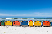 Südafrika, Muizenberg, Reihe von bunten Strandhütten am Muizenberg Beach