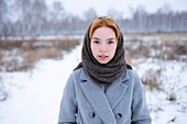 Porträt einer jungen Frau in einer verschneiten Landschaft