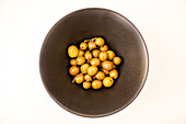 Arbequina-Oliven in einer Schale, traditioneller spanischer Snack