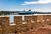 Ein Kreuzfahrtschiff der Pullmantur-Kreuzfahrtlinie hat am Sans Souci Terminal im Hafen von Santo Domingo angelegt. Von den Mauern der historischen Ozama-Festung in der Kolonialstadt Santo Domingo, Dominikanische Republik, aus gesehen. Ein UNESCO-Weltkulturerbe.