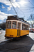 Straßenbahn in den Straßen von Lissabon