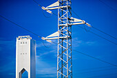 Hochspannungsleitungen am Solarturm in Spanien