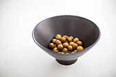 Arbequina-Oliven in einer Schale, traditioneller spanischer Snack