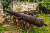 Alte spanische Kanonen in der Festung Ozama, oder Fortaleza Ozama, in der Kolonialstadt Santo Domingo, Dominikanische Republik. Sie wurde 1505 n. Chr. fertiggestellt und war die erste europäische Festung auf dem amerikanischen Kontinent. UNESCO-Welterbe der Kolonialstadt Santo Domingo.