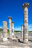 Ruinen der antiken römischen Basilika in Baelo Claudia unter blauem Himmel