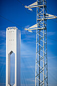 Hochspannungsleitungen am Solarturm in Spanien