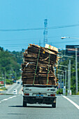 Ein überladener Kleinlaster, der auf einer Straße in Santo Domingo, Dominikanische Republik, Pappe zum Recycling transportiert.