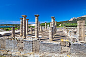 Ruinen der antiken römischen Basilika in Baelo Claudia unter blauem Himmel