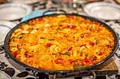 Traditionelle spanische Paella mit Meeresfrüchten, serviert zum Abendessen