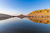 Qarun-See, Oase Faiyum, Ägypten. Spiegelungen im Qarun-See in der Wüste.