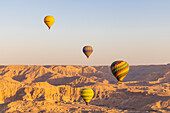 Luxor, Ägypten. Heißluftballons, die Touristen auf eine Fahrt mitnehmen. (Nur für redaktionelle Zwecke)