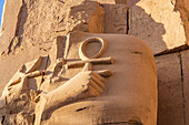 Karnak, Luxor, Ägypten. Ruinierte Statue mit zwei Ankhs im Karnak-Tempelkomplex.