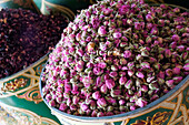 Marrakech, Marokko. Getrocknete Rosen zum Verkauf in der Medina.