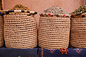 Marrakech, Marokko. Körbe mit Kräutern und Tees zum Verkauf in der Medina.