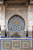 Fes, Marokko. Einer der 300 Kachelbrunnen in der Medina. Die meisten befinden sich neben einer Moschee.