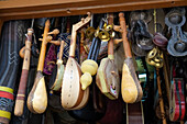 Fes, Marokko. Traditionelle Musikinstrumente werden in einem Musikgeschäft in der Medina zum Verkauf angeboten.