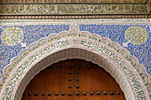 Fes, Marokko. Schöne handgeschnitzte Gipsdetails, maurisches Design.