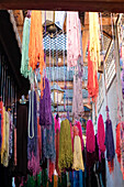 Fes, Marokko. Garnstränge hängen zum Trocknen auf, nachdem sie von Hand gefärbt wurden.