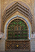 Fes, Marokko. Beeindruckende Außenwand einer Moschee mit handgeschnitzten Gips-, Metall- und Holzarbeiten.