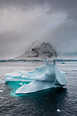 Ein Eisberg im Herrera-Kanal, Antarktis.