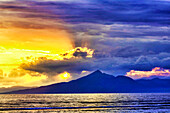 Später Sonnenuntergang mit Blick auf den Vulkan Mount Agung auf der Insel Bali, Indonesien. Der aktive Vulkan erhebt sich 3.014 Meter (9.888') und ist der zweithöchste Vulkan in Indonesien. Gunung Agung (Großer Berg)