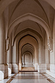 Ein gewölbter Gang im Palast von Sultan Qaboos, Al-Alam Palace, Muscat, Oman.