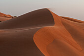 Dünen in den Wahiba Sands bei Sonnenuntergang. Wahiba Sands, Arabische Halbinsel, Oman.
