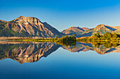 Kanada, Alberta, Waterton Lakes-Nationalpark. Die kanadischen Rocky Mountains spiegeln sich im Lower Waterton Lake.
