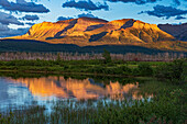 Kanada, Alberta, Waterton Lakes-Nationalpark. Sofa Mountain bei Sonnenuntergang, gespiegelt im Lower Waterton Lake.