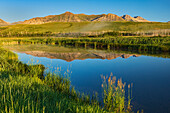 Kanada, Alberta, Waterton Lakes-Nationalpark. Die Rocky Mountains spiegeln sich bei Sonnenaufgang im Lower Waterton Lake.