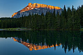 Kanada, Alberta, Banff-Nationalpark. Mt. Rundle spiegelt sich bei Sonnenaufgang im Cascade Pond.