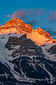 Kanada, Alberta, Banff-Nationalpark. Mt. Rundle bei Sonnenuntergang.