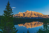 Kanada, Alberta, Banff-Nationalpark. Mt. Rundle spiegelt sich im Two Jack Lake bei Sonnenaufgang.