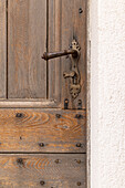Aigues-Mortes, Gard, Okzitanien, Frankreich. Eine alte Holztür in Südfrankreich.