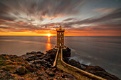 Frankreich, Bretagne, Le Conquet. Sonnenuntergang am Kermorvan-Leuchtturm