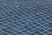 Ein Feld mit Solarzellen in einem Solarkraftwerk. Les Mees, Provence, Frankreich.
