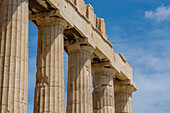 Nahaufnahme der verbliebenen Säulen und Ruinen des Parthenon auf der Akropolis. Der Parthenon, Athen, Griechenland.