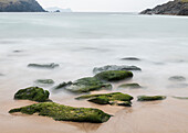 Irland, Dunquin, Kinnard Beach. Abstraktes Bild von Wellenschaum und Felsen am Ufer.