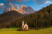 Blick auf den Berg der Geislergruppe und die Kirche St. Johann. Funes, Trentino-Südtirol, Italien.