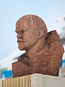 Büste von Lenin. Russische Kohlebergbaustadt Barentsburg am Fjord Gronfjorden. Die Kohlemine ist noch in Betrieb. Arktische Region, Skandinavien, Norwegen, Svalbard. (Nur für redaktionelle Zwecke)