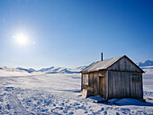 Traditionelle Hütte am zugefrorenen Gronfjorden, Insel Spitzbergen. Arktische Region, Skandinavien, Norwegen, Svalbard