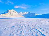 Berge im Norden des Gletschers Vestre Gronfjorden. Landschaft im Van-Mijenfjorden-Nationalpark (früher Nordenskiold-Nationalpark), Insel Spitzbergen. Arktische Region, Skandinavien, Norwegen, Svalbard