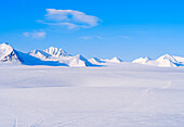 Gletscher Fridtjovbreen. Landschaft im Van-Mijenfjorden-Nationalpark (früher Nordenskiold-Nationalpark), Insel Spitzbergen. Arktische Region, Skandinavien, Norwegen, Svalbard