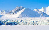 Gletscherfront des Fridtjovbreen und der zugefrorene Fjord Van Mijenfjorden. Landschaft im Van-Mijenfjorden-Nationalpark (früher Nordenskiold-Nationalpark), Insel Spitzbergen. Arktis, Skandinavien, Norwegen, Svalbard