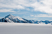 Schneebedeckte Berge auf der Insel Spitzbergen. In der Nähe von Mushamna, Insel Spitzbergen, Svalbard, Norwegen.