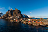 Das Fischerdorf Hamnoy. Hamnoy, Lofoten-Inseln, Nordland, Norwegen.