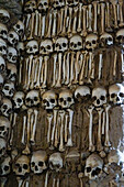 Evora, Portugal. Capela dos Ossos, Kapelle der Gebeine. Gotische Kirche aus dem 17. Jahrhundert. Das Innere ist mit über 5000 Knochen geschmückt.